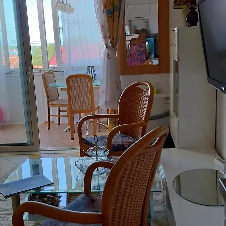 Selena1 *